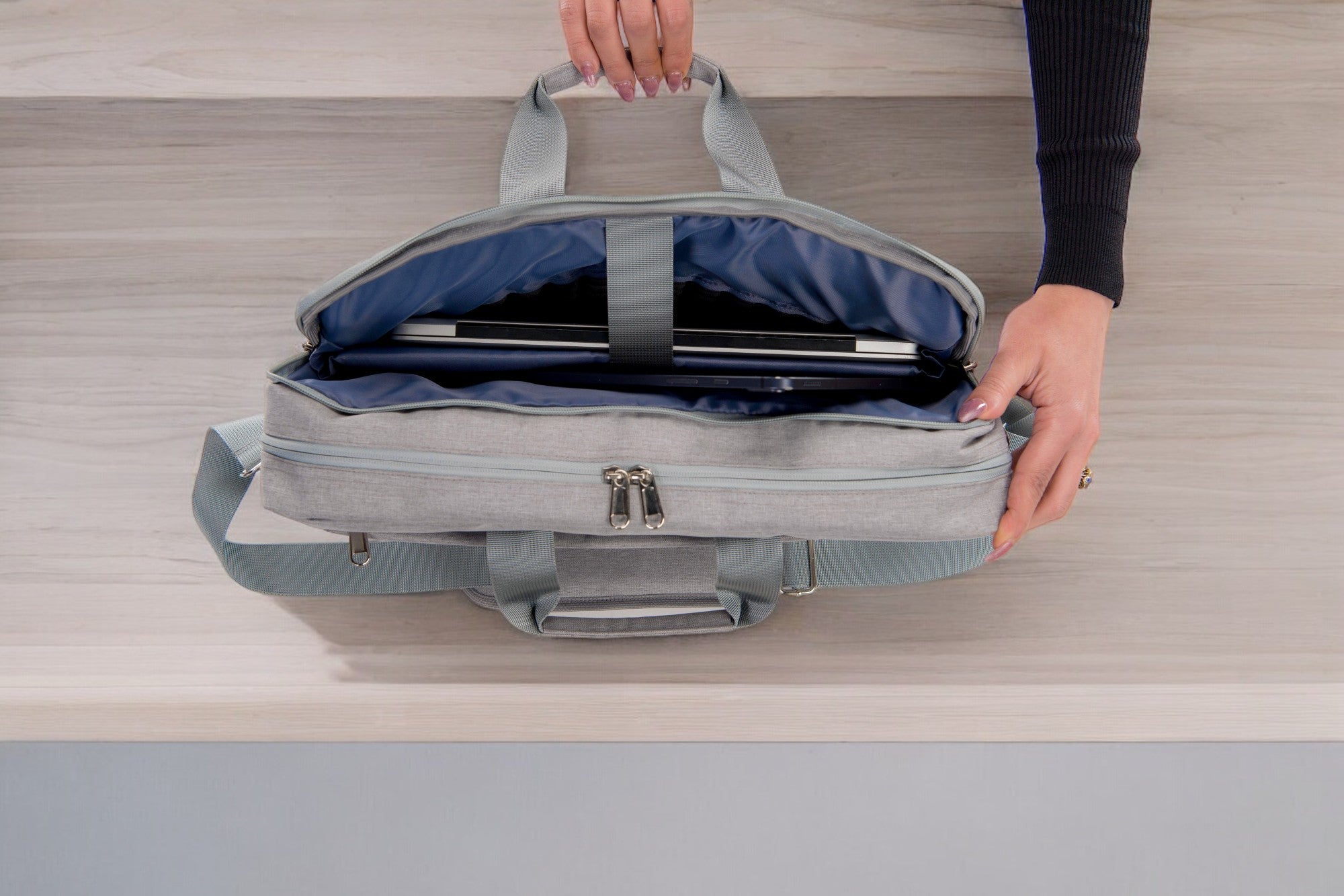Multi - Pocket Backpack - Lupo bianco