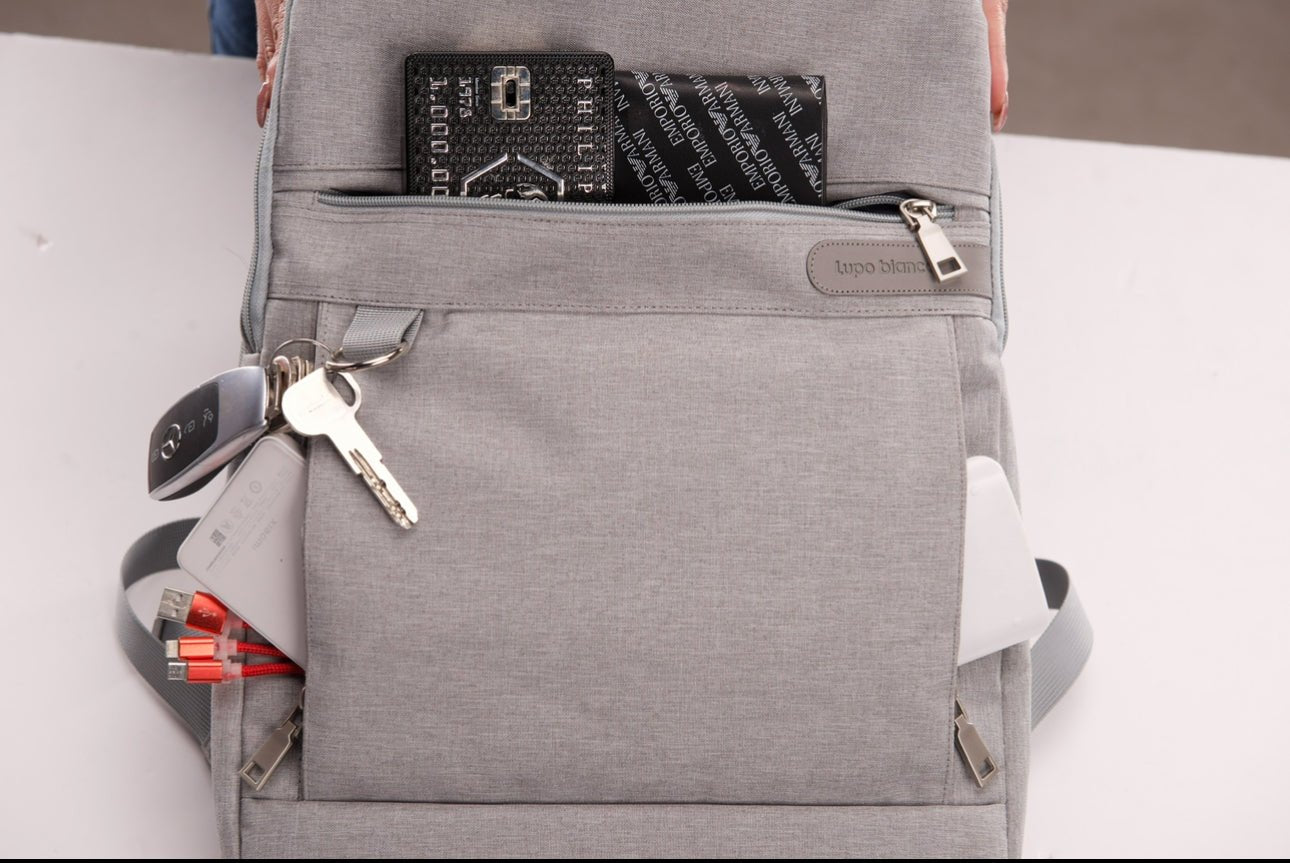 Multi - Pocket Backpack - Lupo bianco