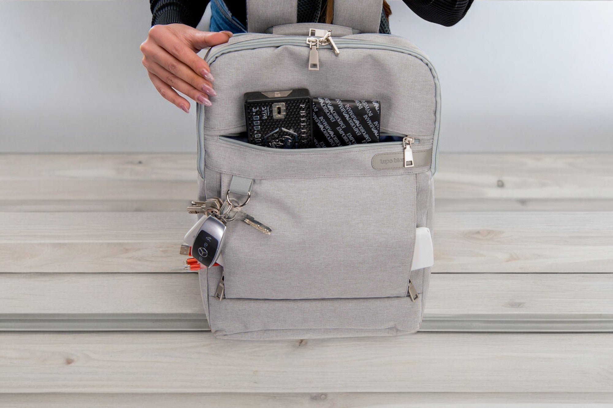 Multi - Pocket Backpack - Lupo bianco