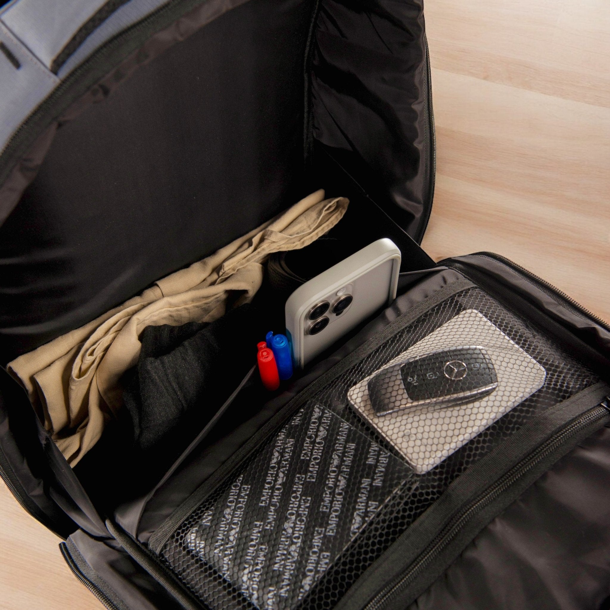 Multi - Pocket Backpack - Lupo bianco