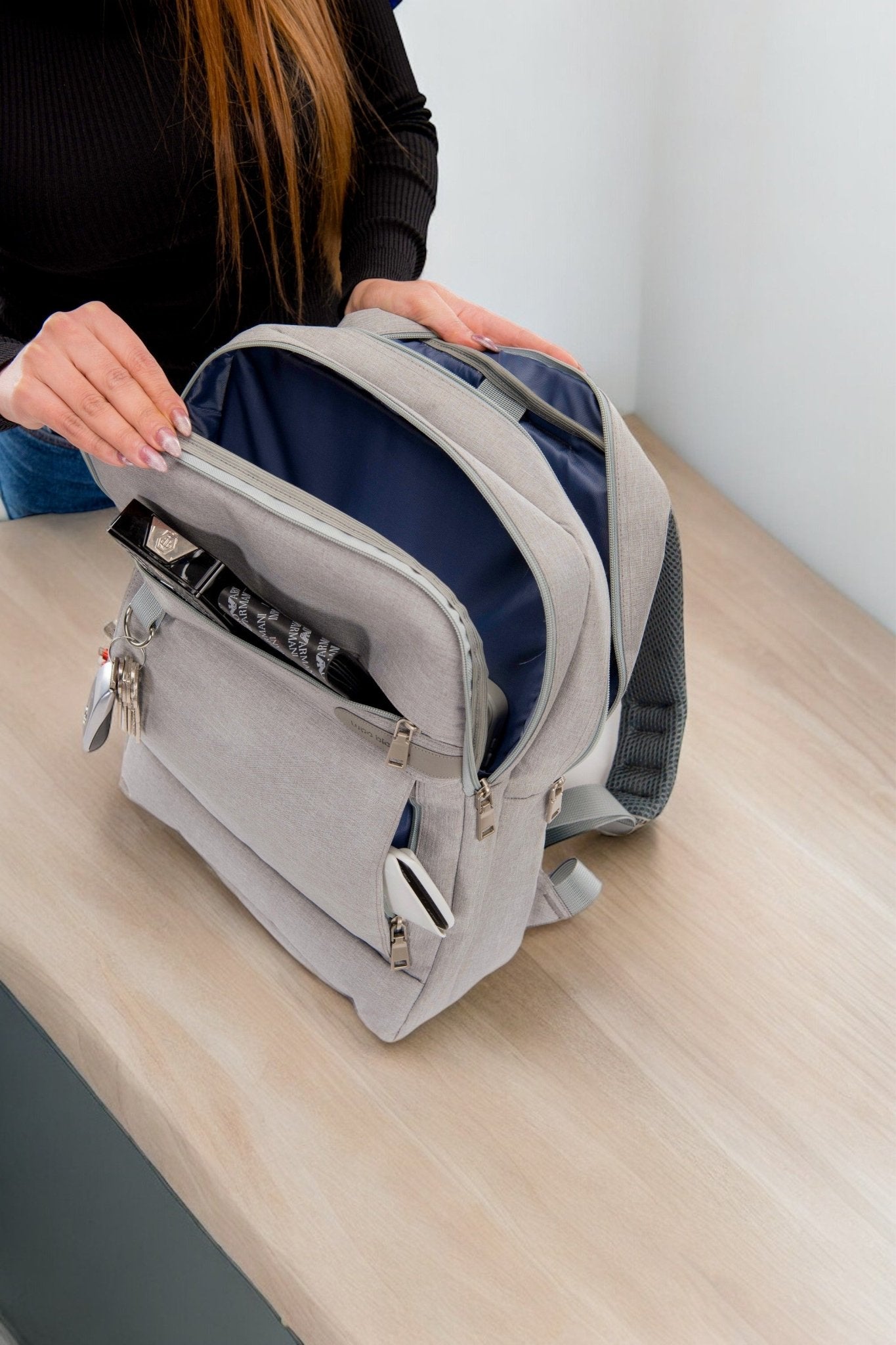 Multi - Pocket Backpack - Lupo bianco